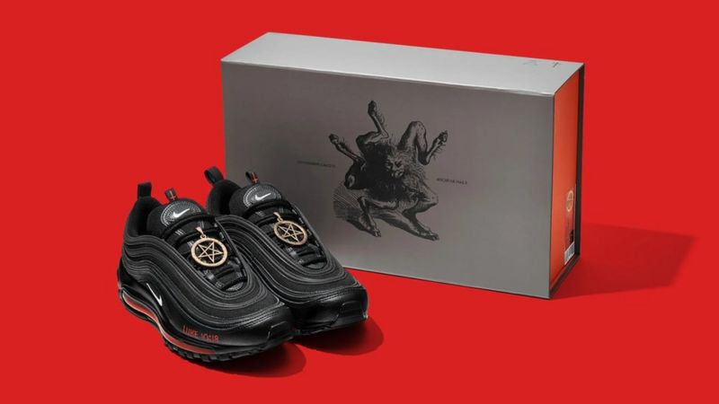 Создатели "сатанинских кроссовок" потроллили Nike